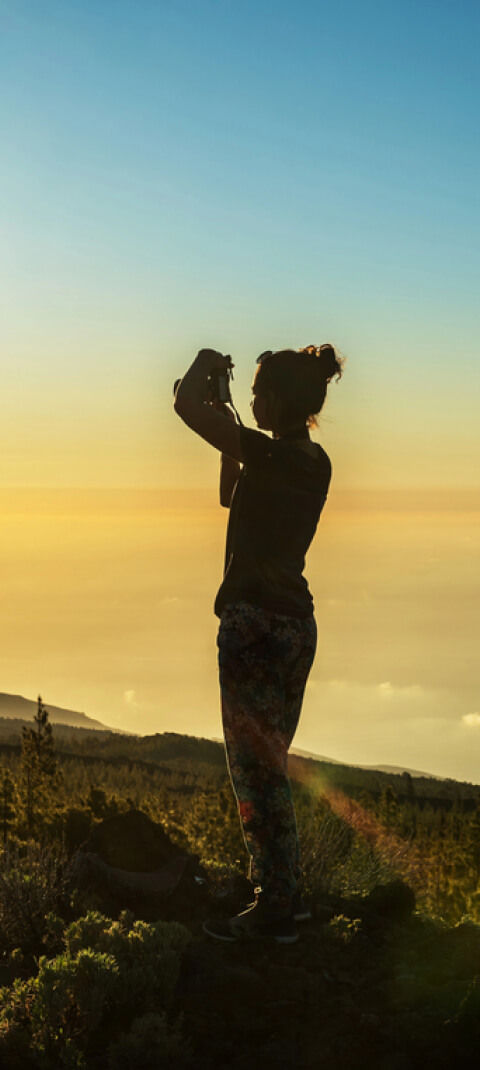img - silhouette-woman-camera-woman-takes-photo-gomera-island-rays-setting